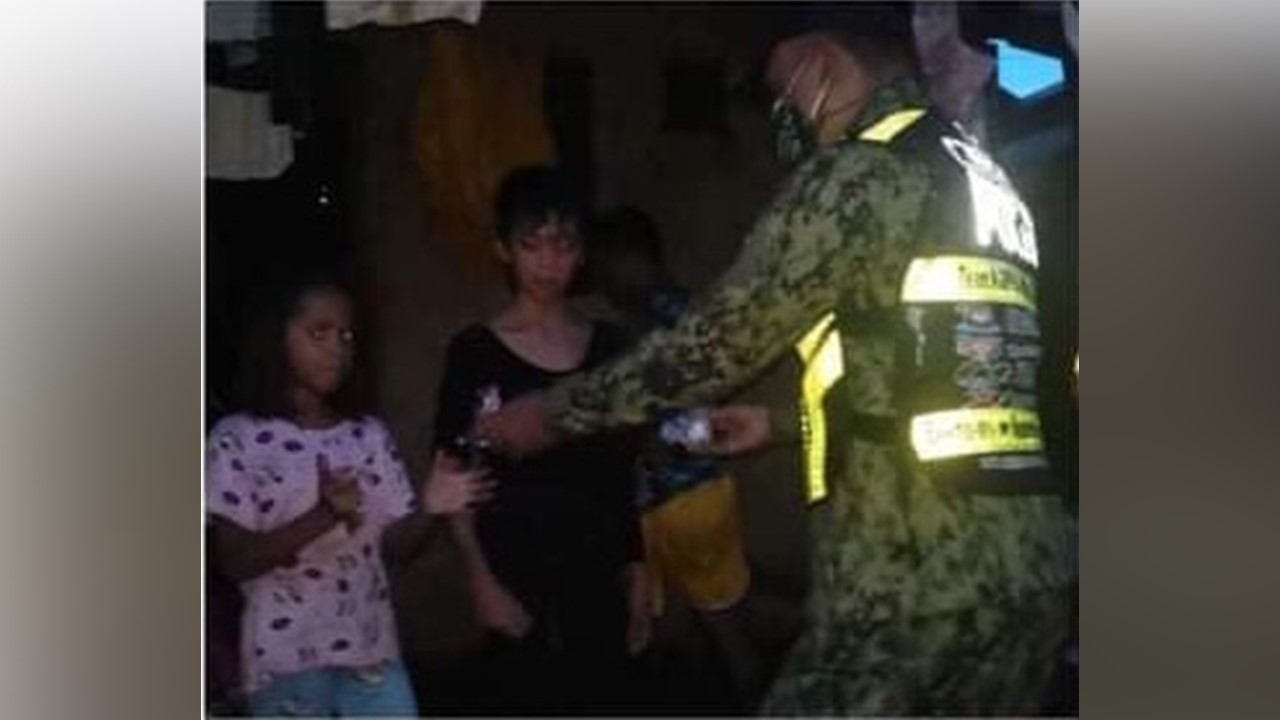 NCRPO Namigay Ng Solar Lights Sa Mga Pamilyang Apektado Ng Bagyong