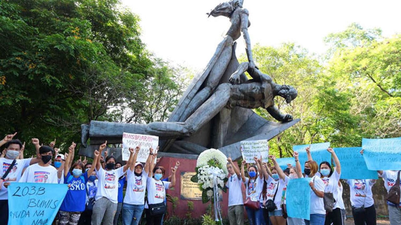 Grupong President Isko Movement Nag Alay Ng Bulaklak Sa Bantayog Ng