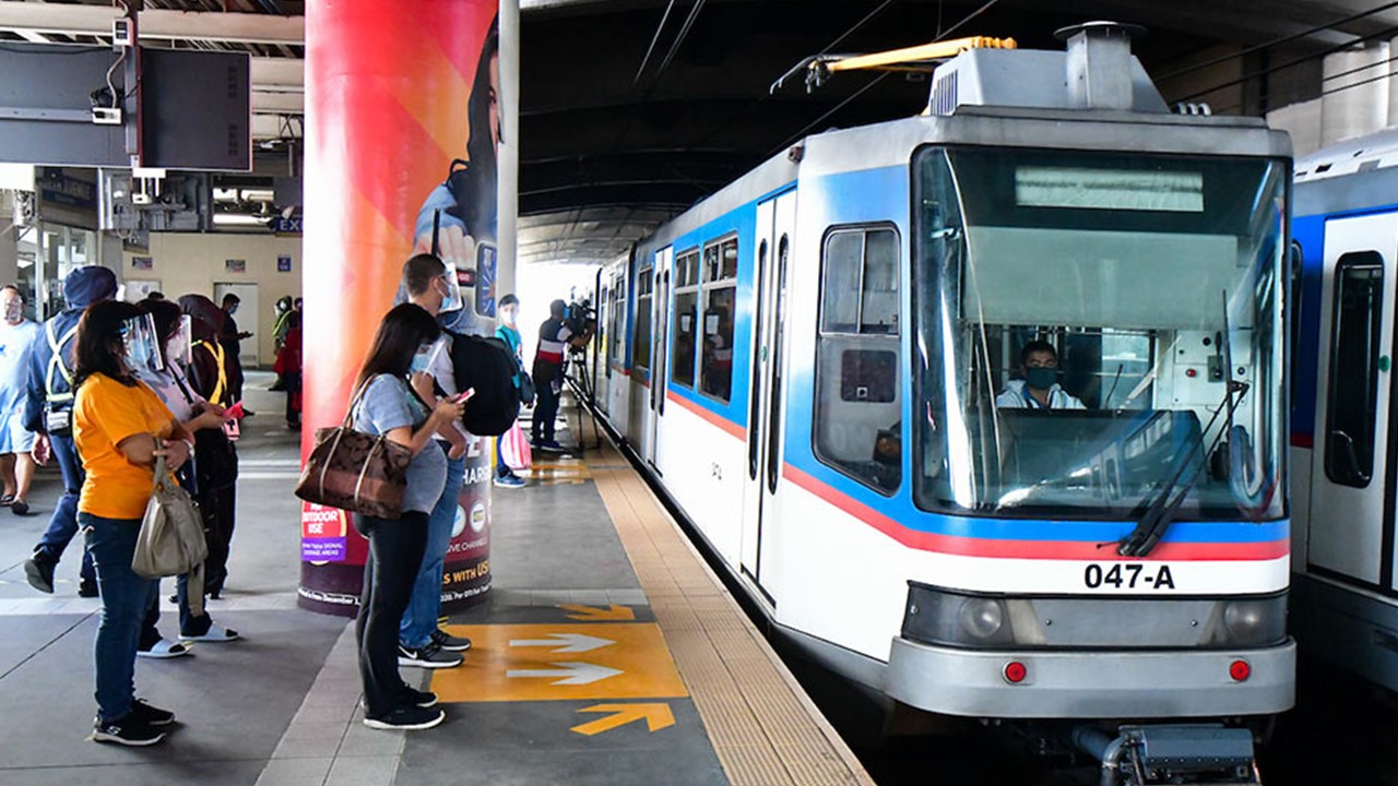 Dagdag Na Newly Overhauled Light Rail Vehicle Ng Mrt