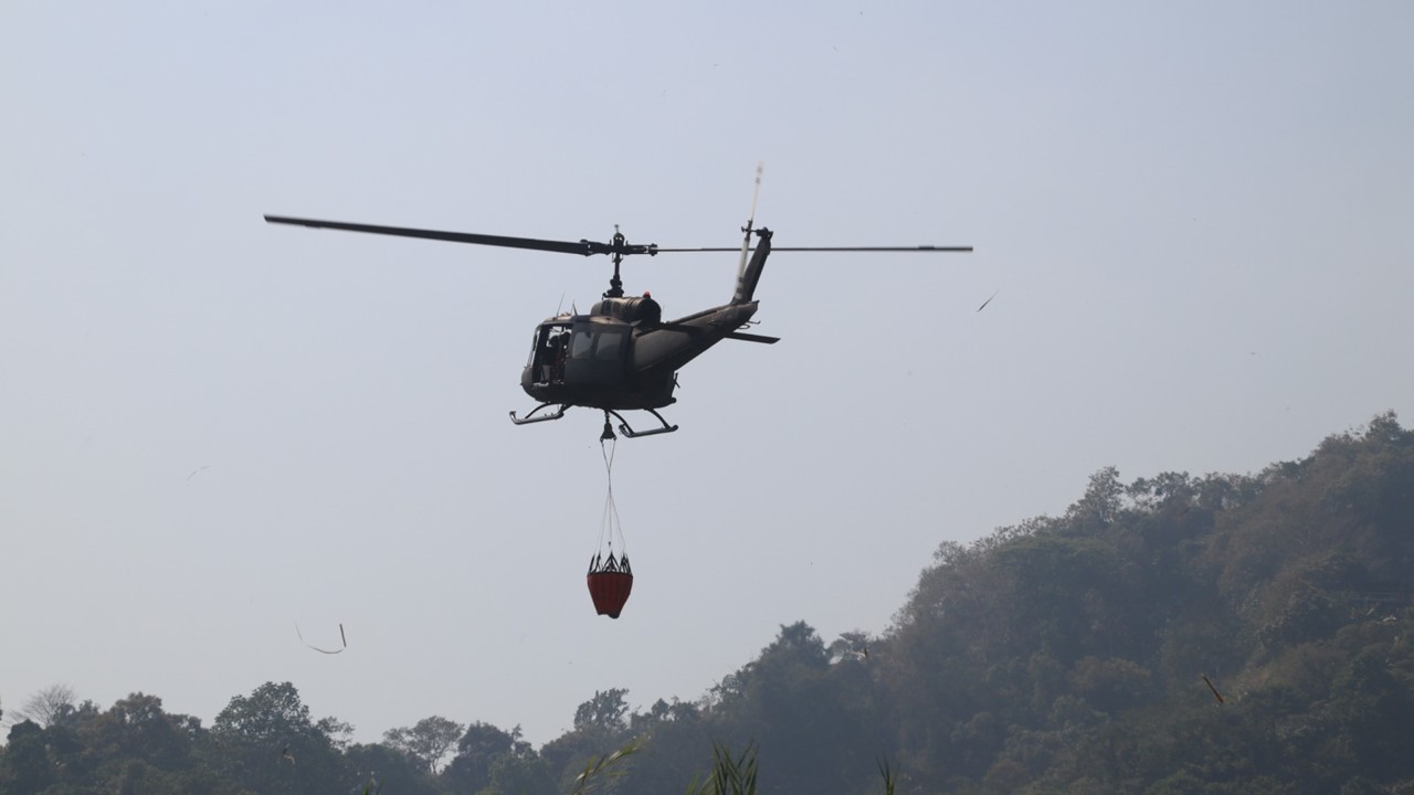 Super Huey Helicopter Ng Paf Tumulong Sa Pag Apula Ng Magkahiwalay Na