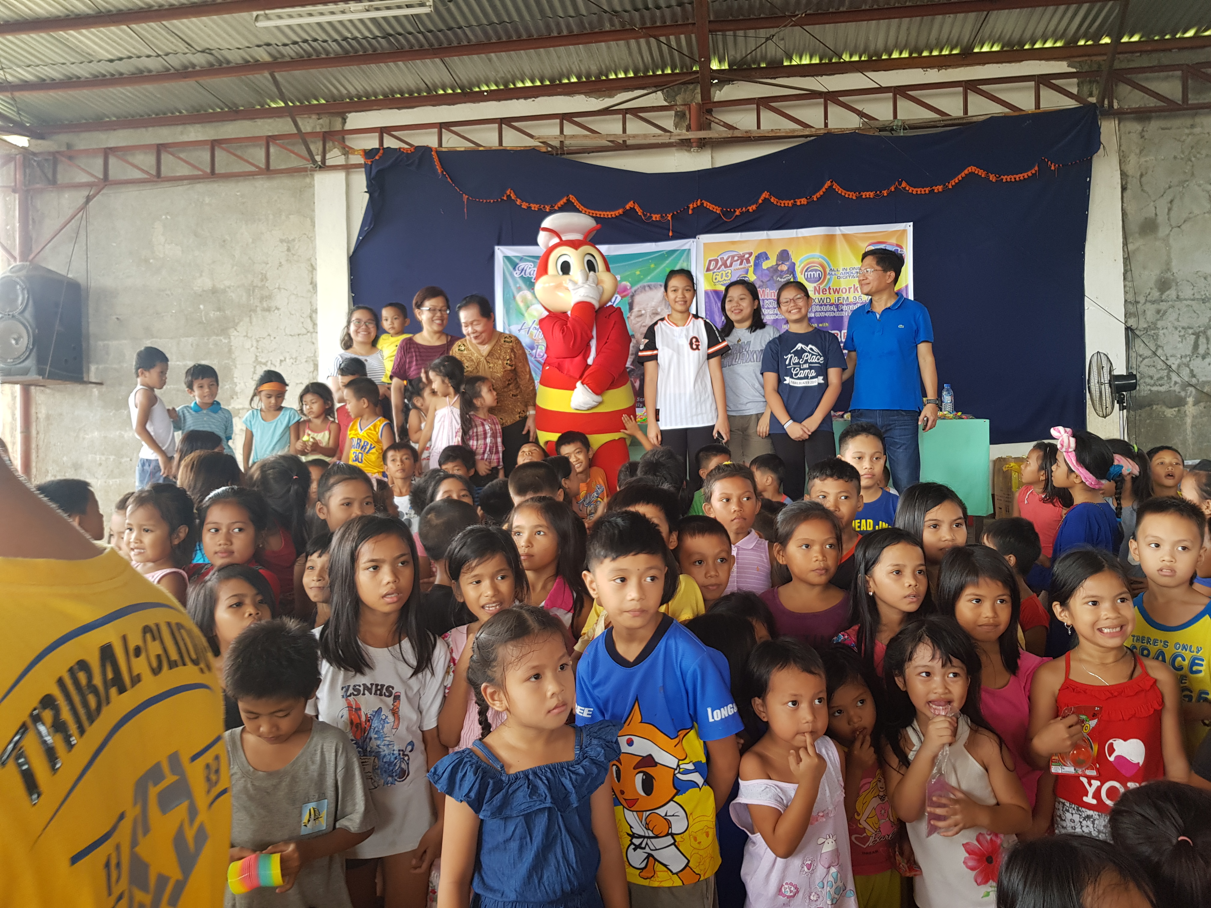 300 ka mga kabataan, nalipay sa sopresang dala sa ...