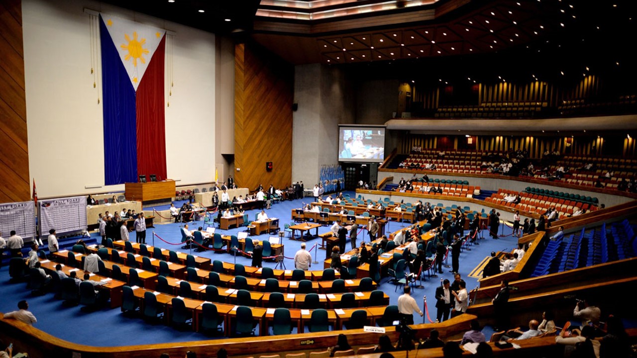 Kulay maroon na ribbon, ipinamamahagi sa mga kawani ng Senado bilang