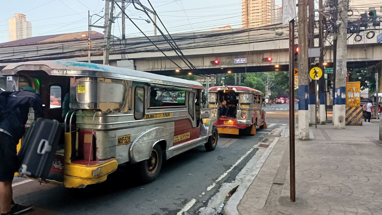 Pagtataas Ng Pasahe Ng Mga Modernong Jeepney Na Nasa Ilalim Ng Mga ...